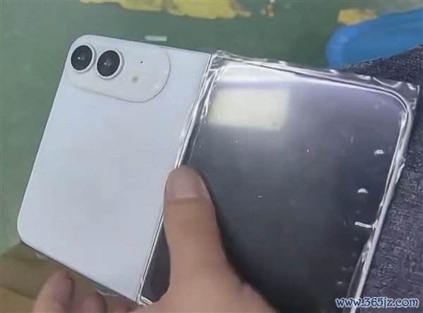 苹果首款折叠屏手机!iPhone Fold/Ultra机模亮相:纯白配色